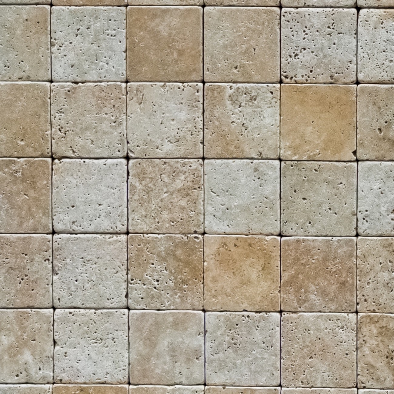 Detalhe de revestimento de travertino anticato 10x10 em tons de bege